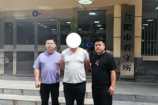 本轮非洲区预选赛有球迷试图攻击萨拉赫，军警介入保护萨拉赫离场